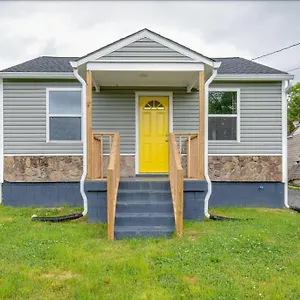 Holiday home Hot Tub Getaway Close To Downtown!, Nashville
